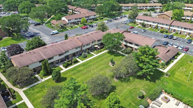 $264,900 | 7333 Winthrop Way, Unit 10, Downers Grove, IL 60516