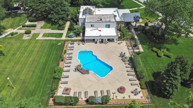 $264,900 | 7333 Winthrop Way, Unit 10, Downers Grove, IL 60516