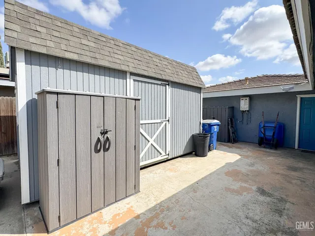 a view of a house with swimming pool and sitting area