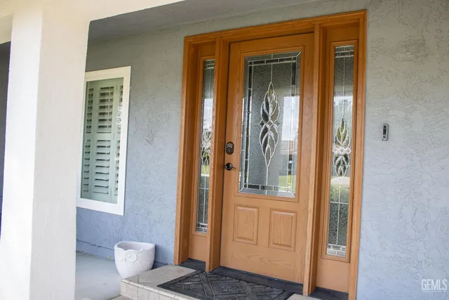 a view of entryway livingroom and hall
