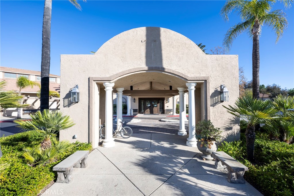40370 Vía Francisco Murrieta, CA 92562 - Photo 38 of 52 a front view of a house with garden