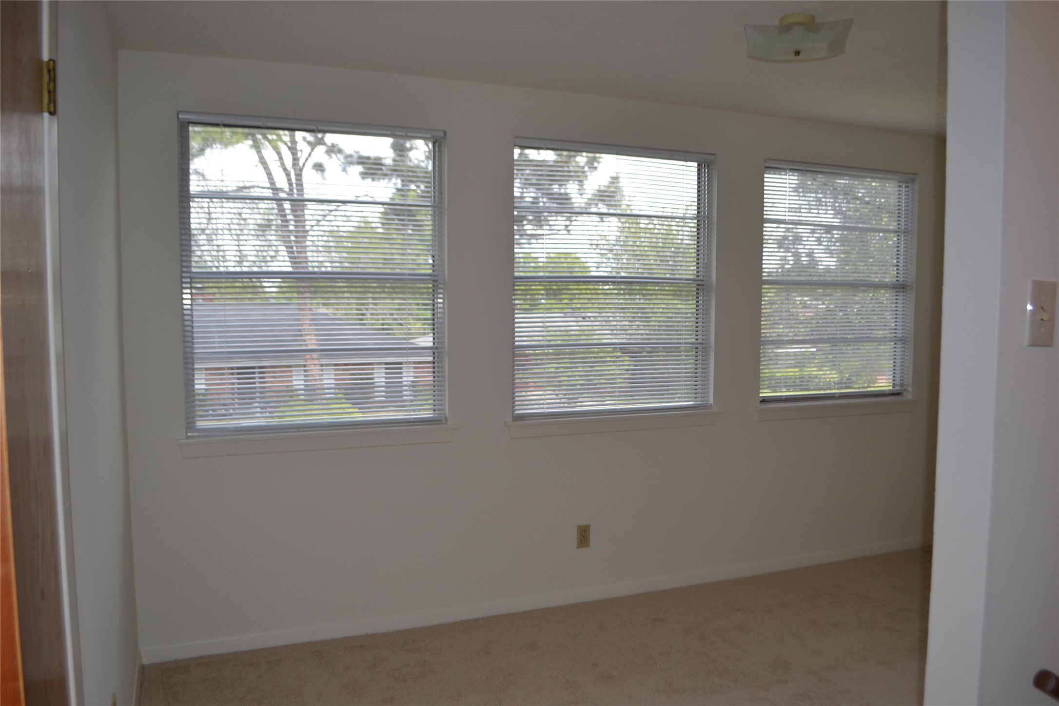 322 Ravenhead Drive Houston, TX 77034 - Photo 11 of 16 an empty room with a window
