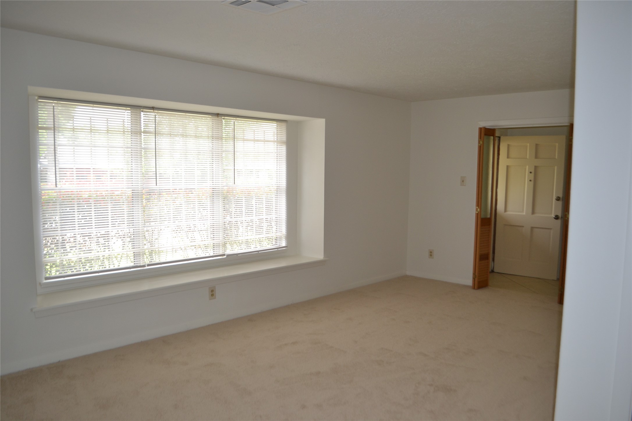 322 Ravenhead Drive Houston, TX 77034 - Photo 4 of 16 an empty room with a window