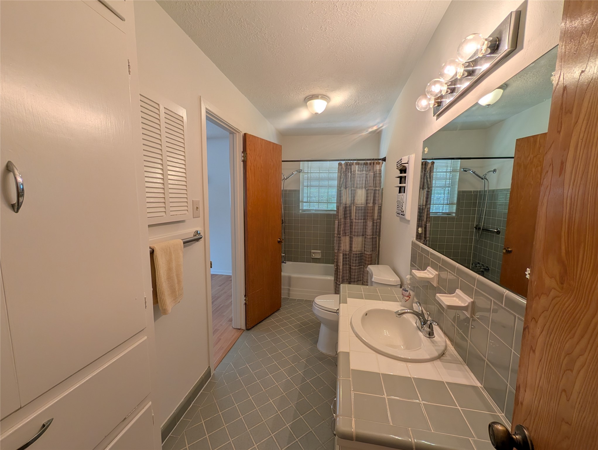 322 Ravenhead Drive Houston, TX 77034 - Photo 6 of 16 a bathroom with a sink and a mirror