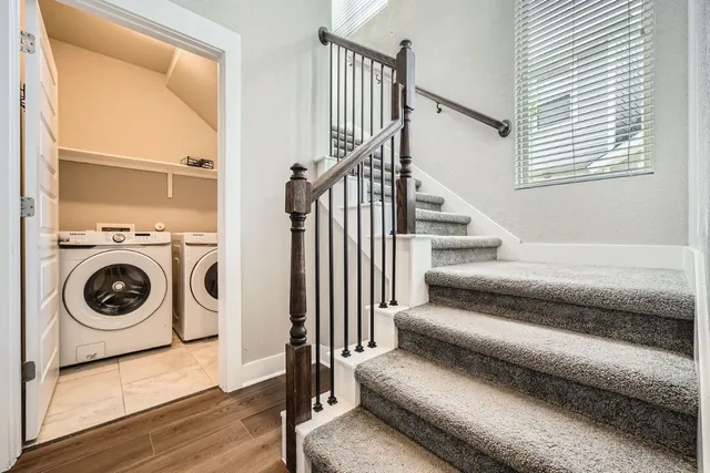 a view of a livingroom with washer and dryer