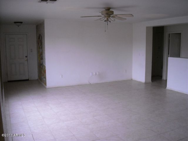 7993 West Hatcher Road Peoria, AZ 85345 - Photo 6 of 12 023-175264 greatroom