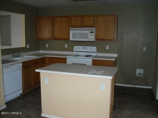 7993 West Hatcher Road Peoria, AZ 85345 - Photo 8 of 12 023-175264 kitchen
