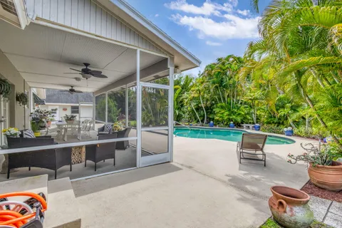 a view of a yard with a house