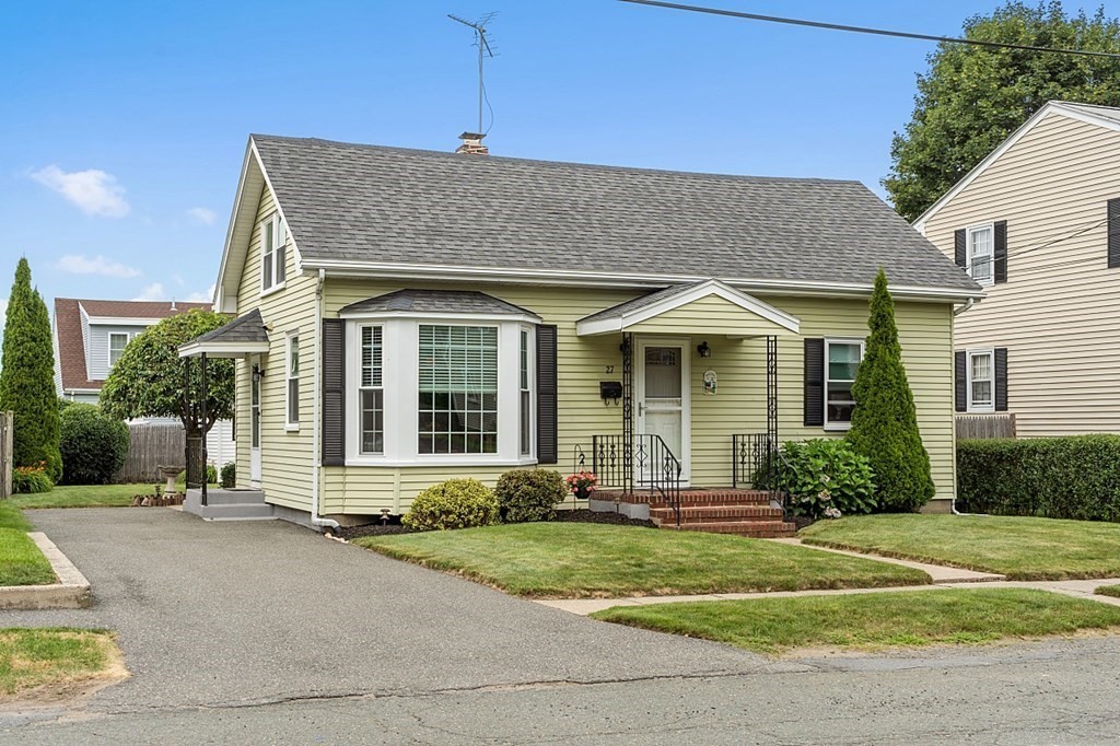 27 Colonial Road Peabody, MA 01960 - Photo 1 of 39 Gallery Image 1
