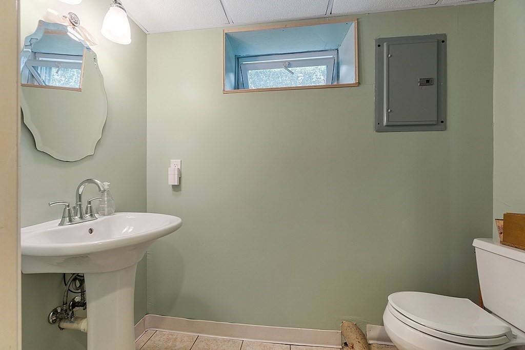 27 Colonial Road Peabody, MA 01960 - Photo 23 of 39 Gallery Image 23