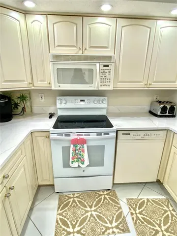 $2,975 | 1001 Benjamin Franklin Drive, Unit 404, Sarasota, FL 34236