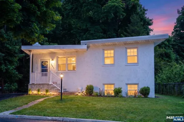 $575,000 | 221 Lakeview Drive, Ridgewood, NJ 07450