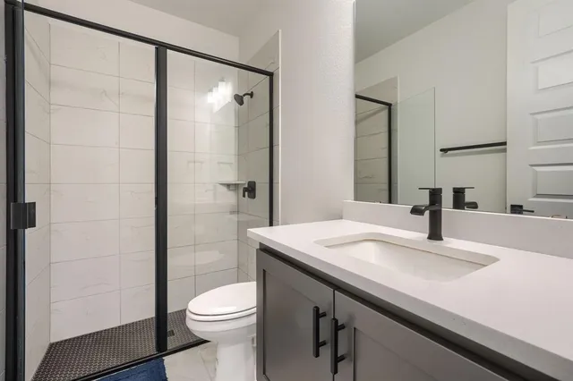 a view of a livingroom with a workspace