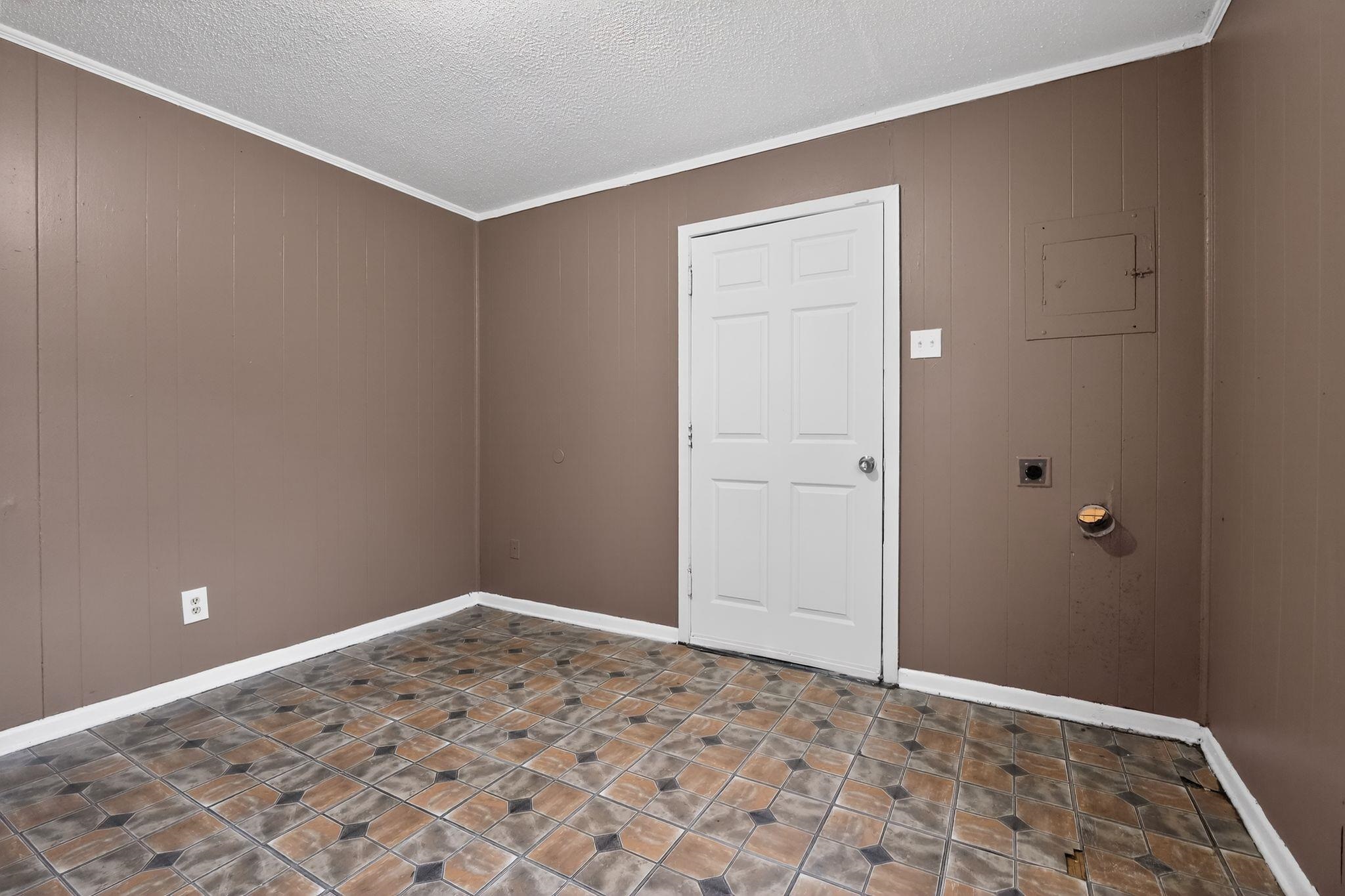 4566 Weaver Road Memphis, TN 38109 - Photo 25 of 32 a view of a big room with wooden floor and closet