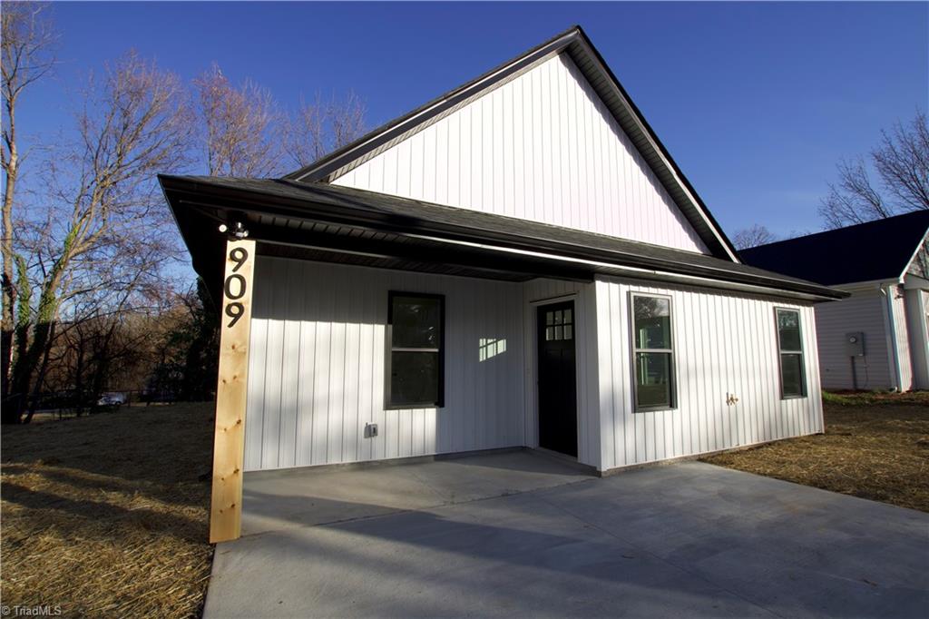 909 Sharon Street High Point, NC 27260 - Photo 2 of 18