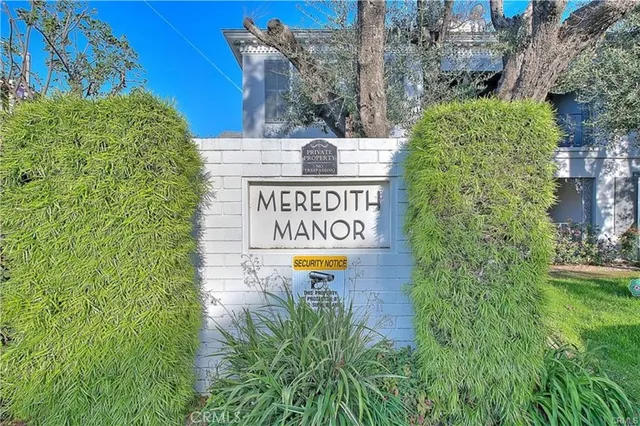 a sign that is sitting in front of a building