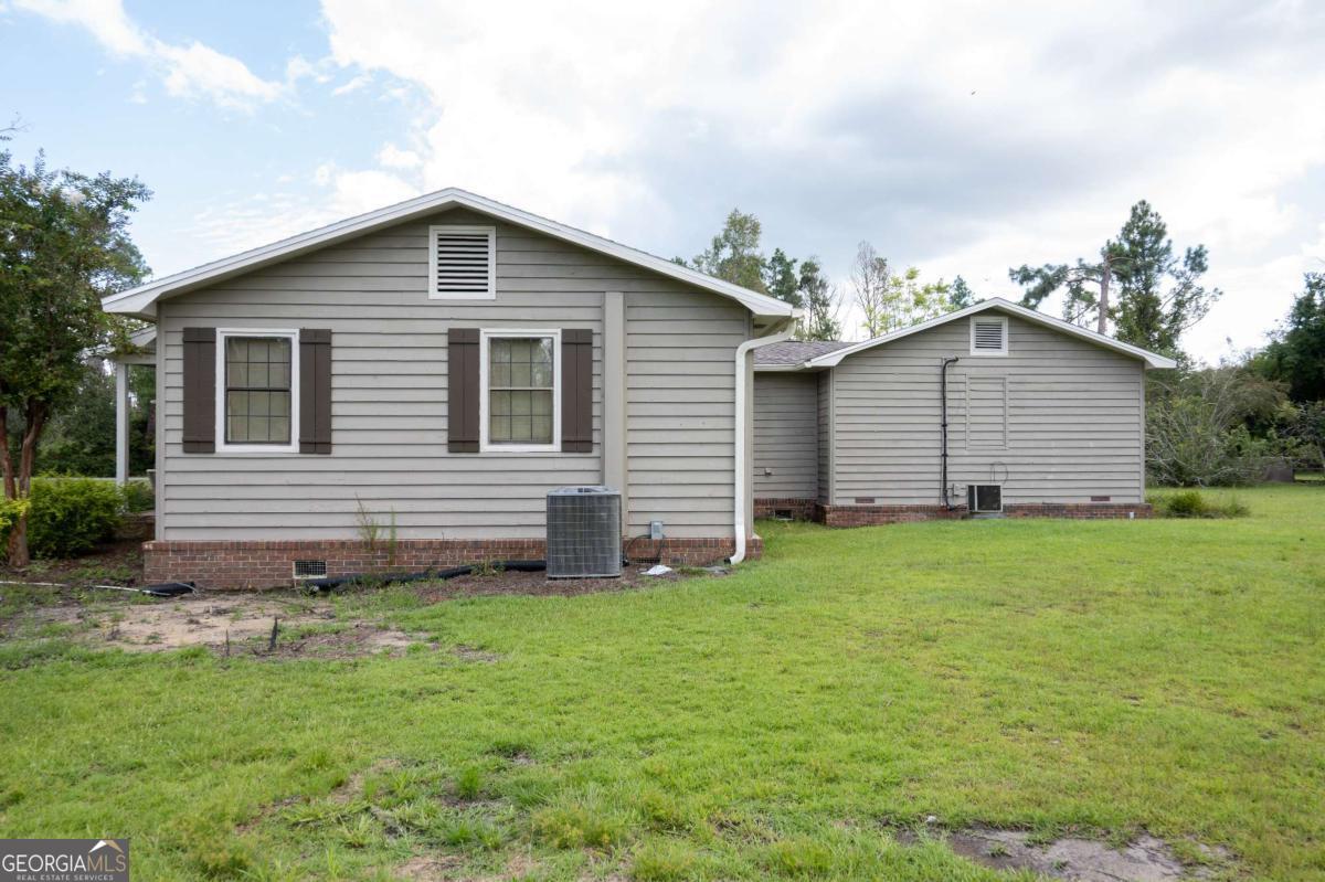 371 Burketts Ferry Road Hazlehurst, GA 31539 - Photo 12 of 53 a backyard of a house with lots of green space
