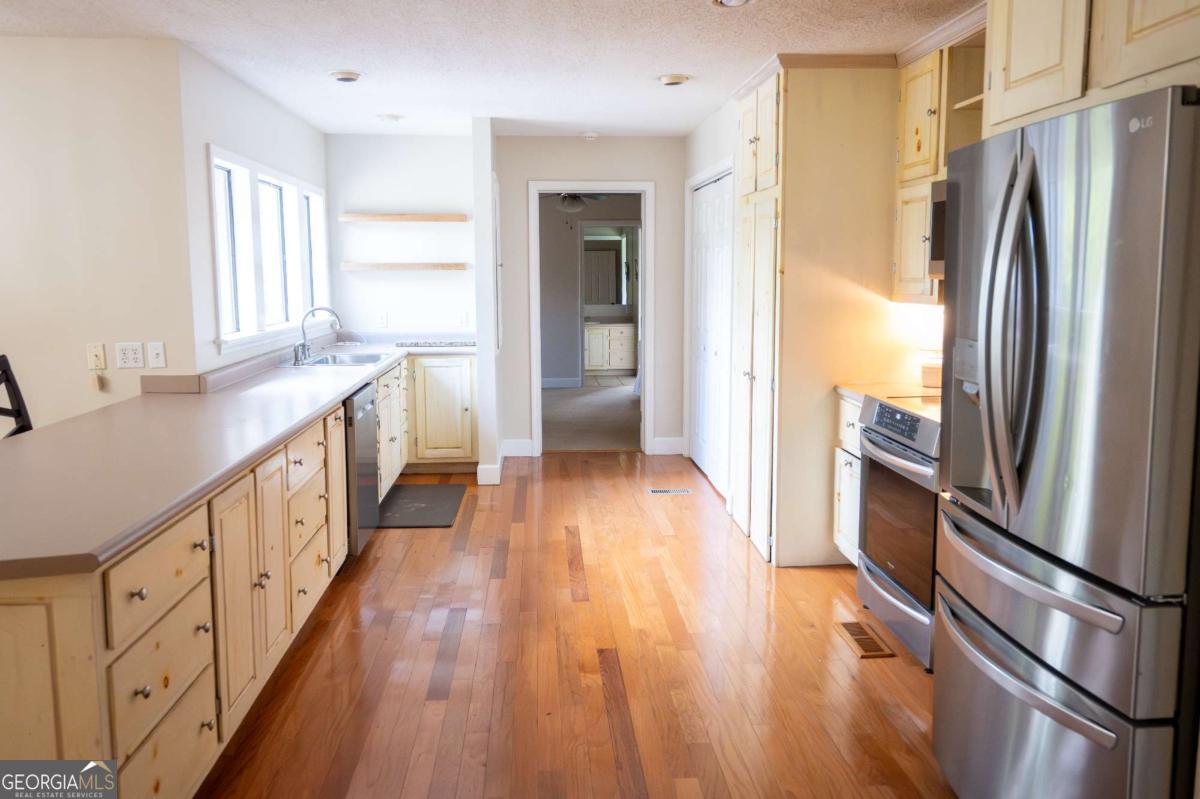 371 Burketts Ferry Road Hazlehurst, GA 31539 - Photo 19 of 53 a kitchen with stainless steel appliances a refrigerator and a stove