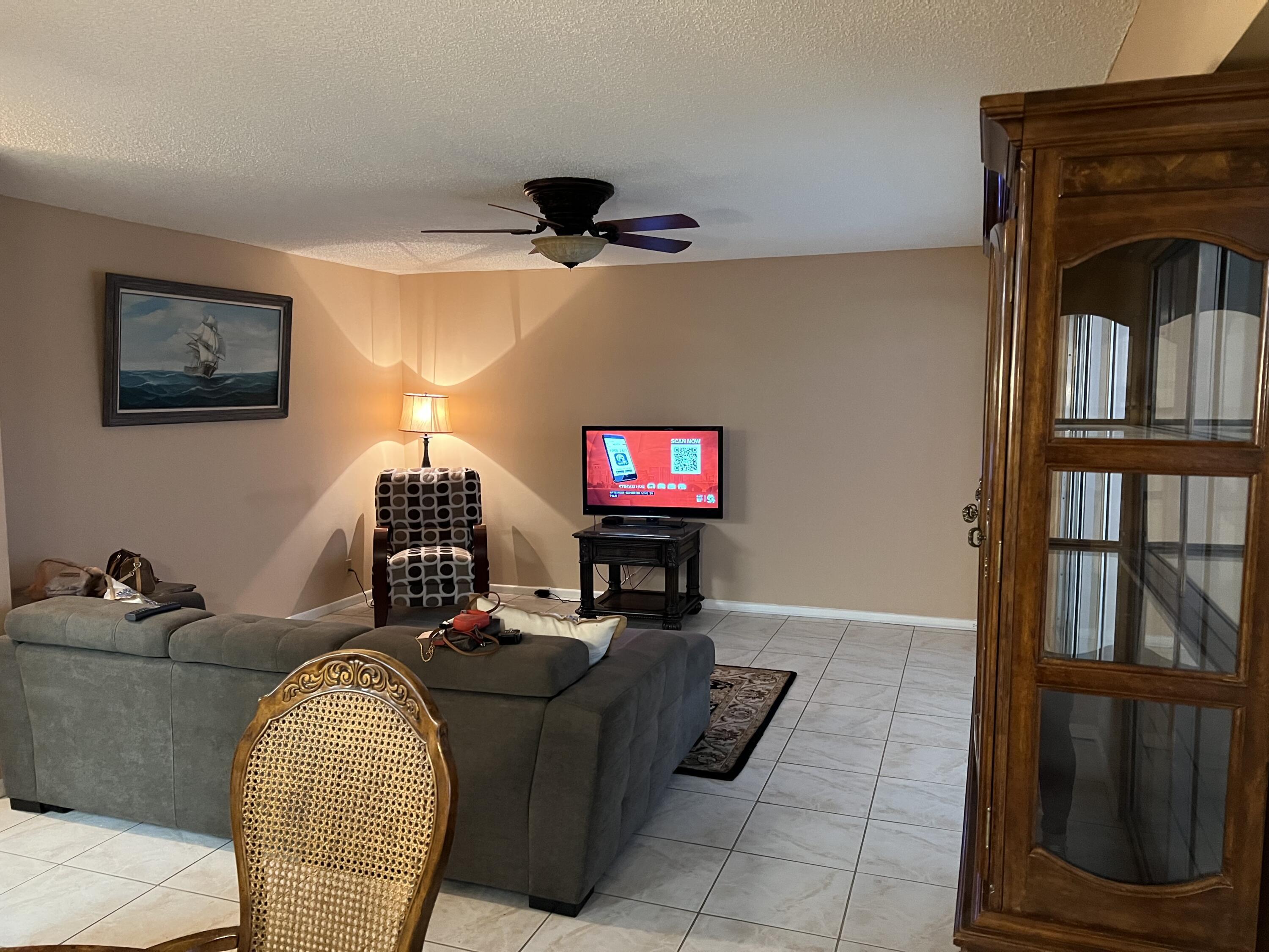 203 Suffolk F, Unit E Boca Raton, FL 33434 - Photo 4 of 27 livingroom