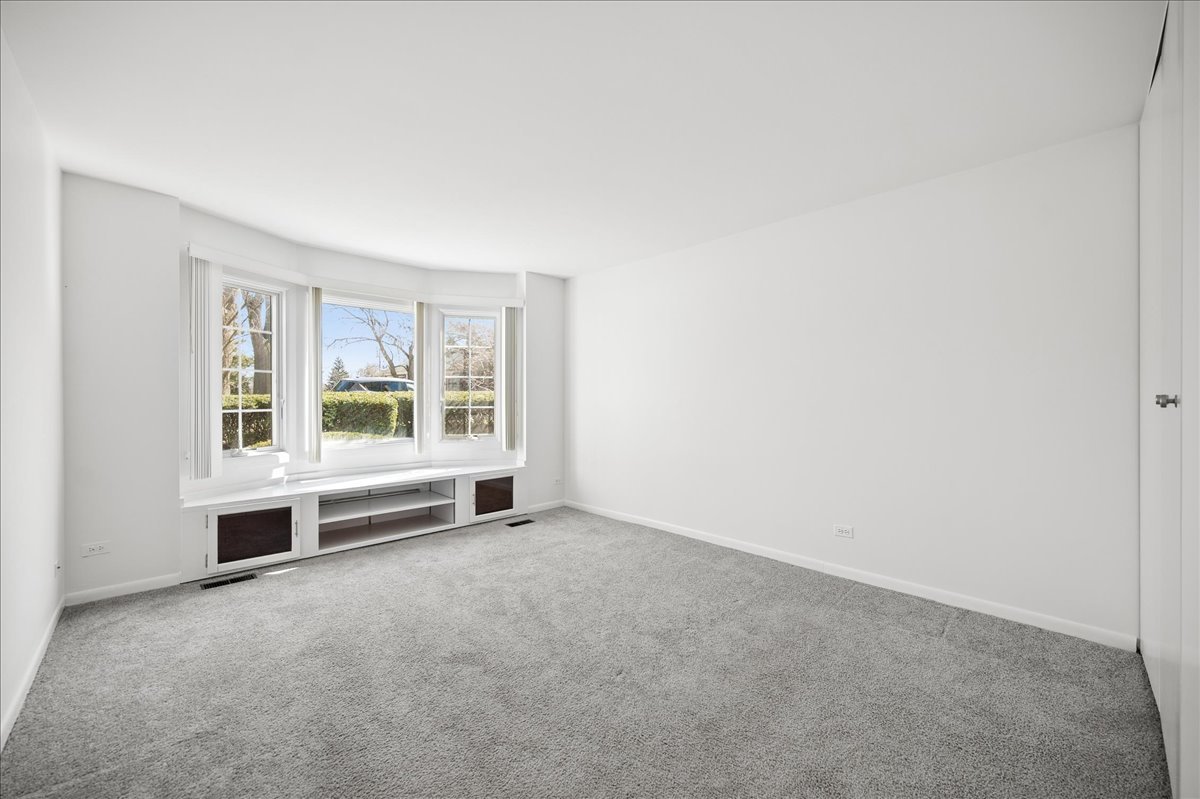 715 Ridge Road, Unit 1BN Wilmette, IL 60091 - Photo 13 of 15 an empty room with windows