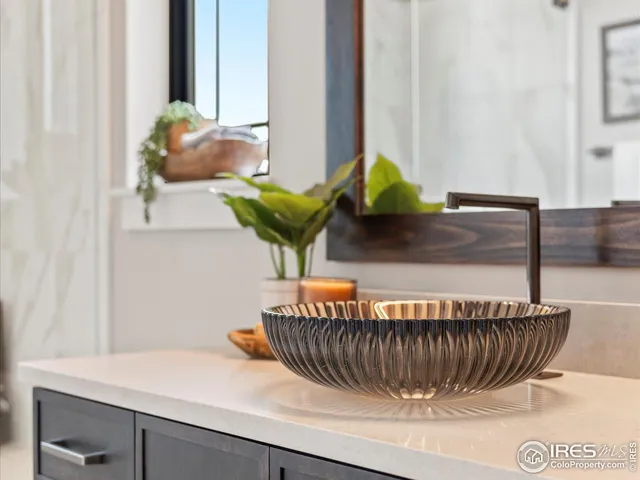 a view of entryway with furniture