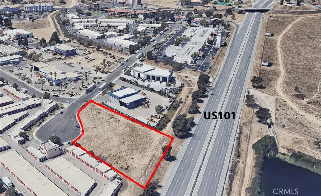 an aerial view of a tennis ground