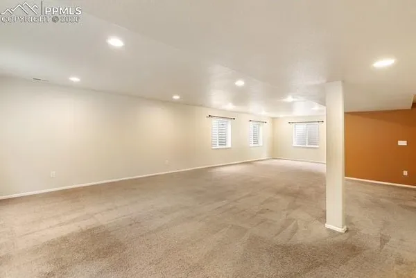 an empty room with windows and pillars in it