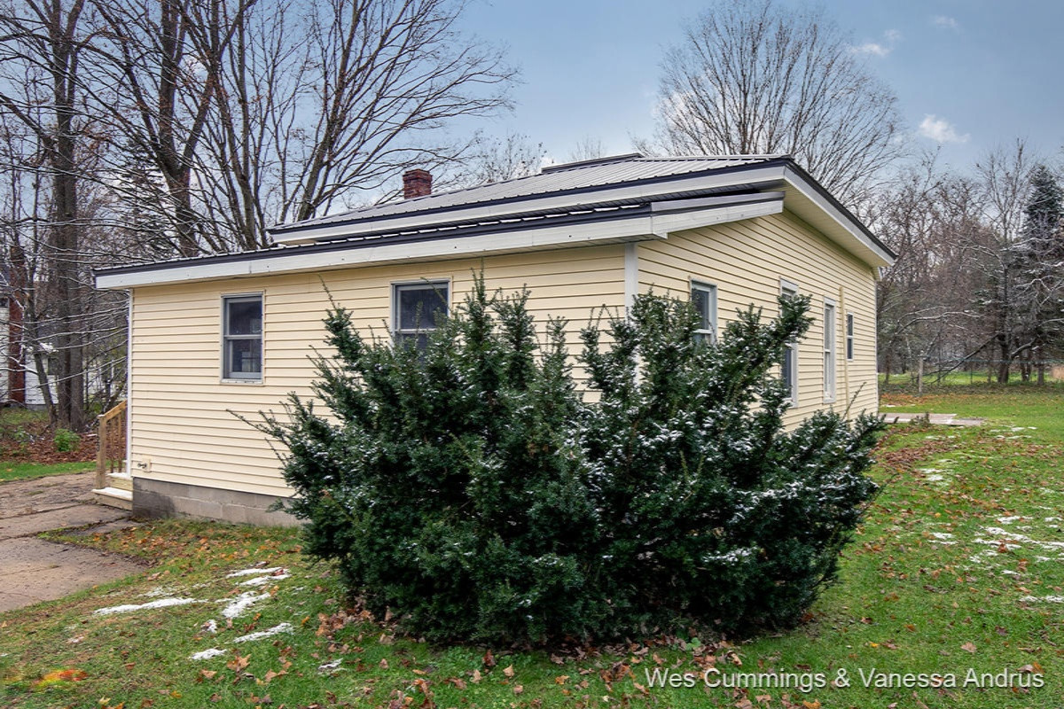 5123 Whites Bridge Road Belding, MI 48809 - Photo 3 of 17 IMG_1002