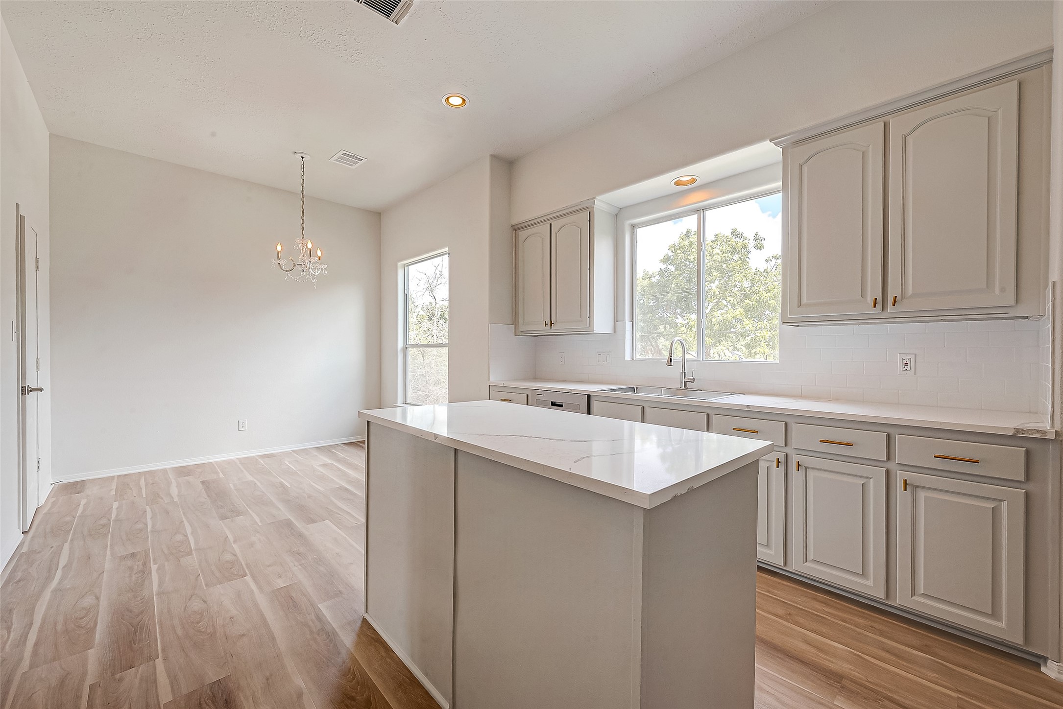 2150 Stacy Knoll Houston, TX 77008 - Photo 21 of 40 Breakfast area in the kitchen