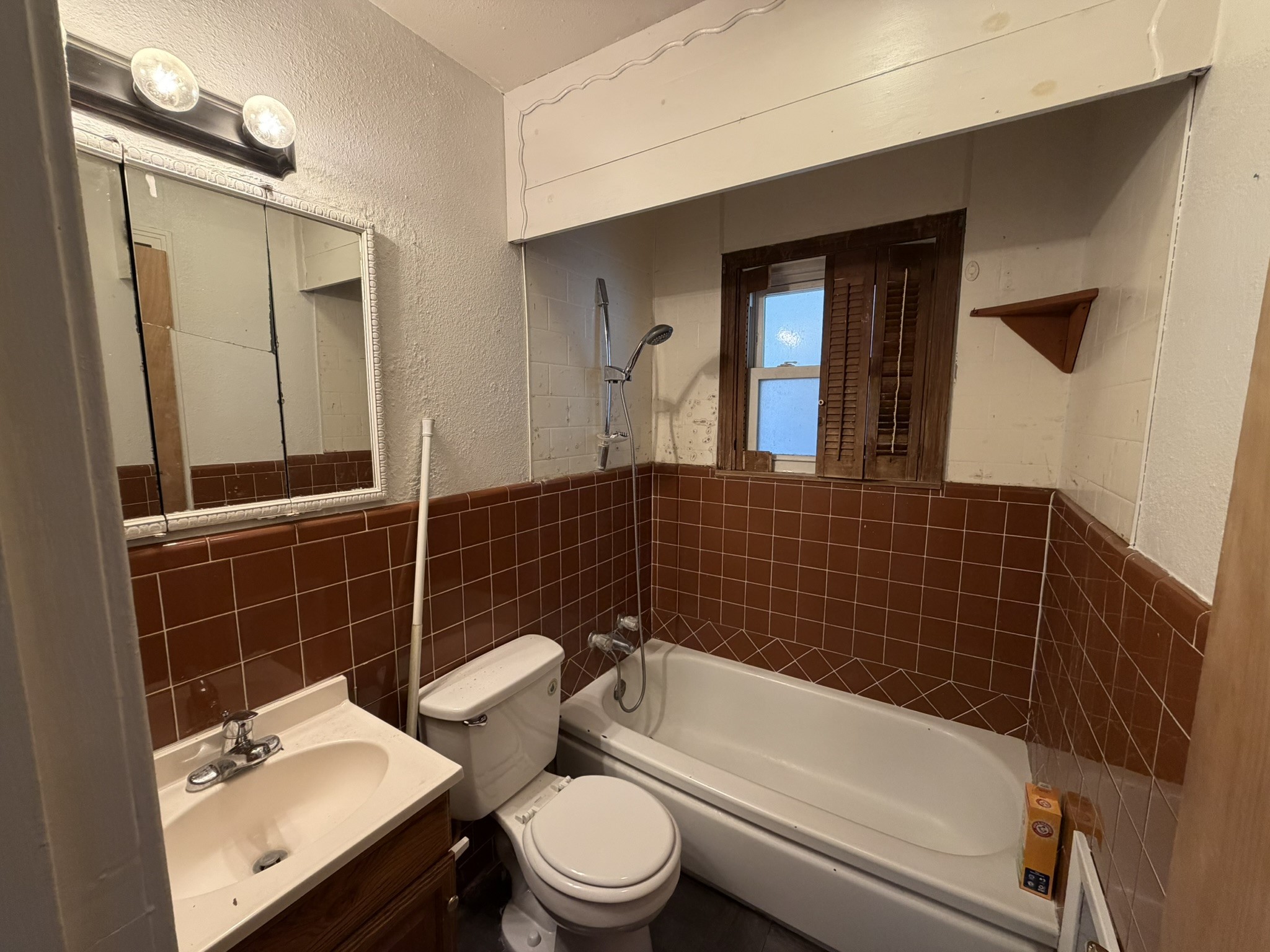 813 Northwest 1st Street Andrews, TX 79714 - Photo 5 of 13 a bathroom with a toilet a sink and bathtub