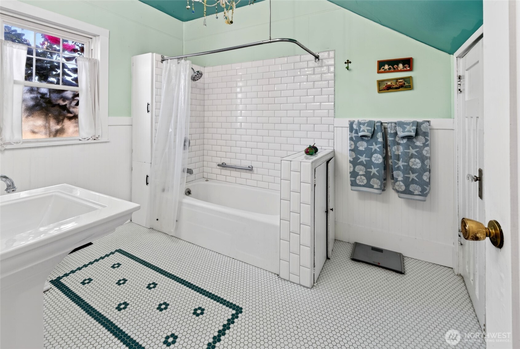 237 West 3rd Street Port Angeles, WA 98362 - Photo 21 of 40 a bathroom with a bathtub and a shower