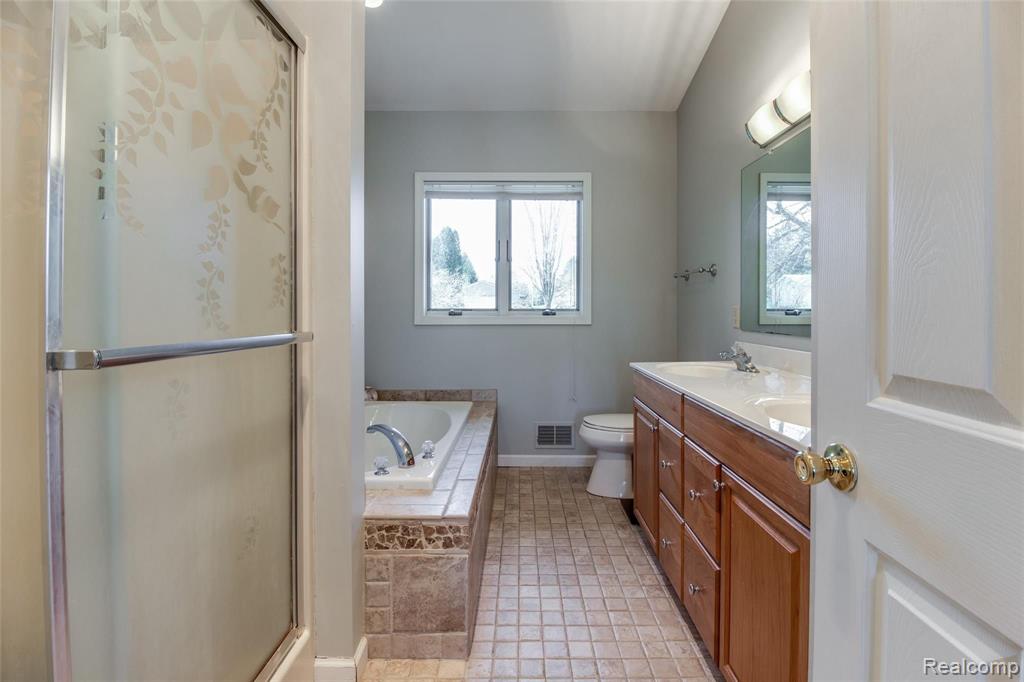11031 Fenton Road Fenton, MI 48430 - Photo 15 of 37