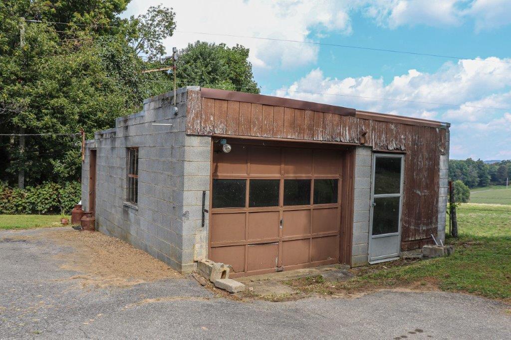 197 Silverleaf Road Southeast Floyd, VA 24091 - Photo 21 of 27 a view of a house