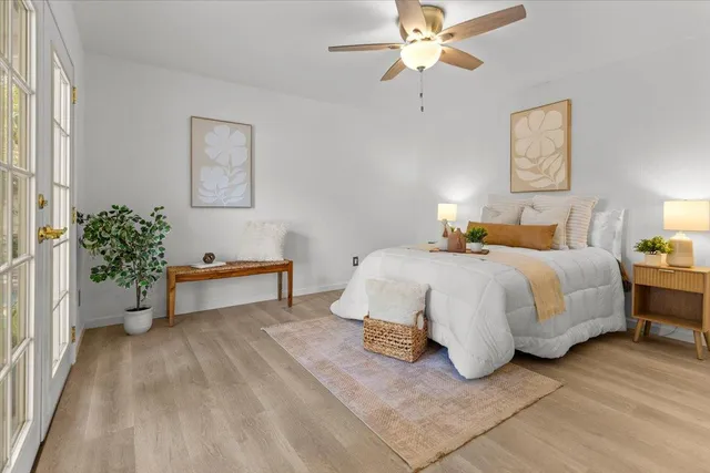 a view of a backyard