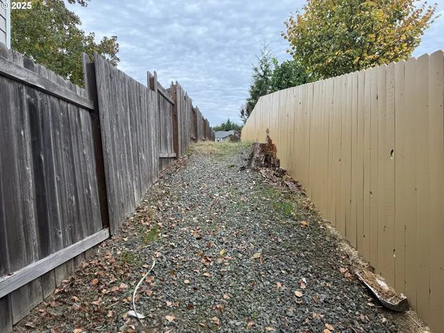 a view of a backyard with pathway