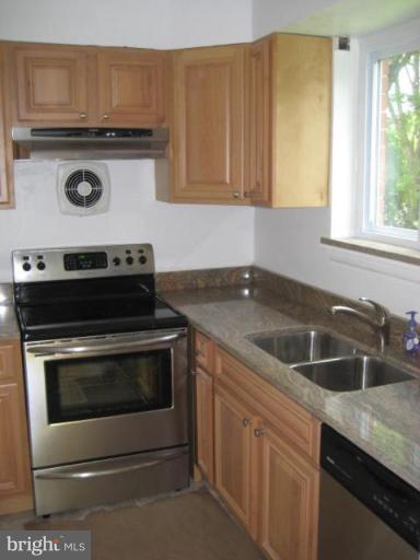3707 Kayson Street Silver Spring, MD 20906 - Photo 3 of 25 Kitchen