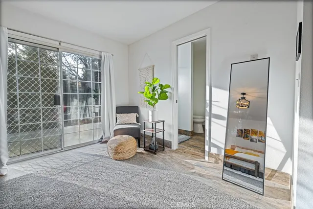 a view of livingroom with furniture