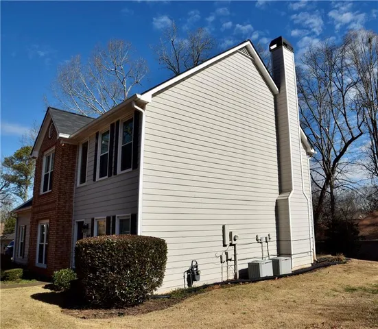 a view of a house with a yard