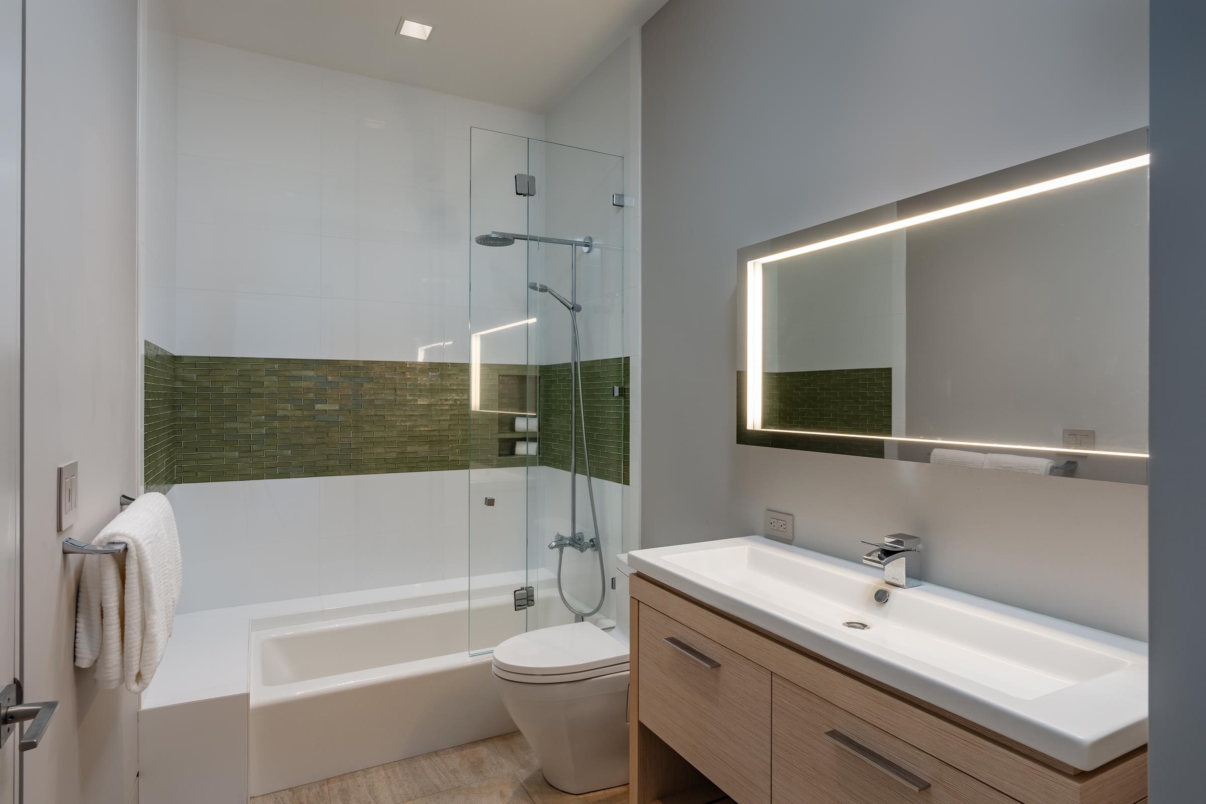 936 Punakea Loop Lahaina, HI 96761 - Photo 18 of 35 a bathroom with a sink toilet and bathtub
