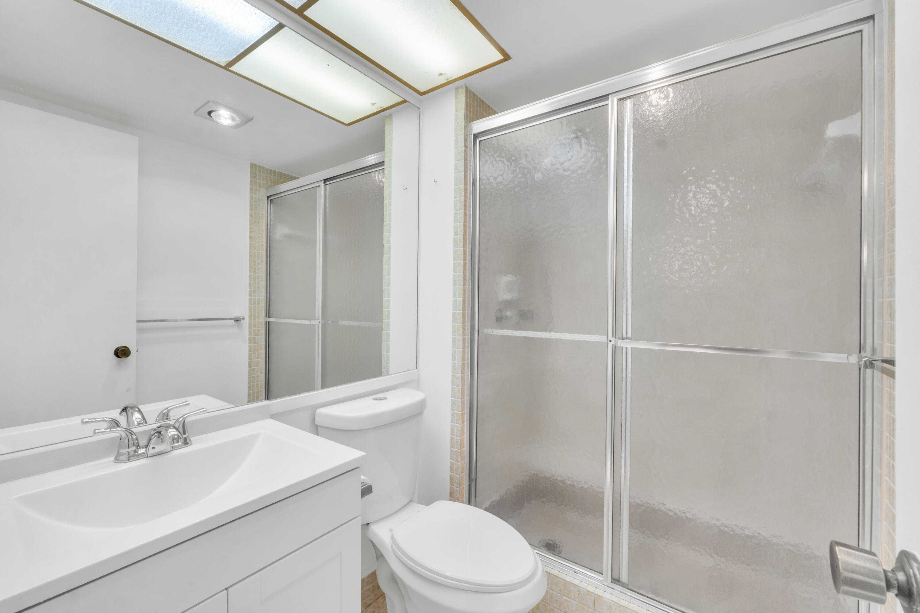 301 Cambridge Road, Unit 202 Hollywood, FL 33024 - Photo 7 of 38 Guest Bathroom