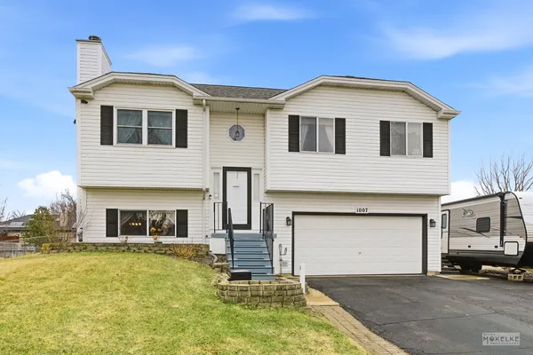 $325,000 | 1007 South Oak Creek Drive, Genoa, IL 60135