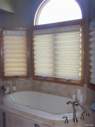 8112 Lee Road Brighton, MI 48116 - Photo 16 of 30 Master jacuzzi style tub.JPG