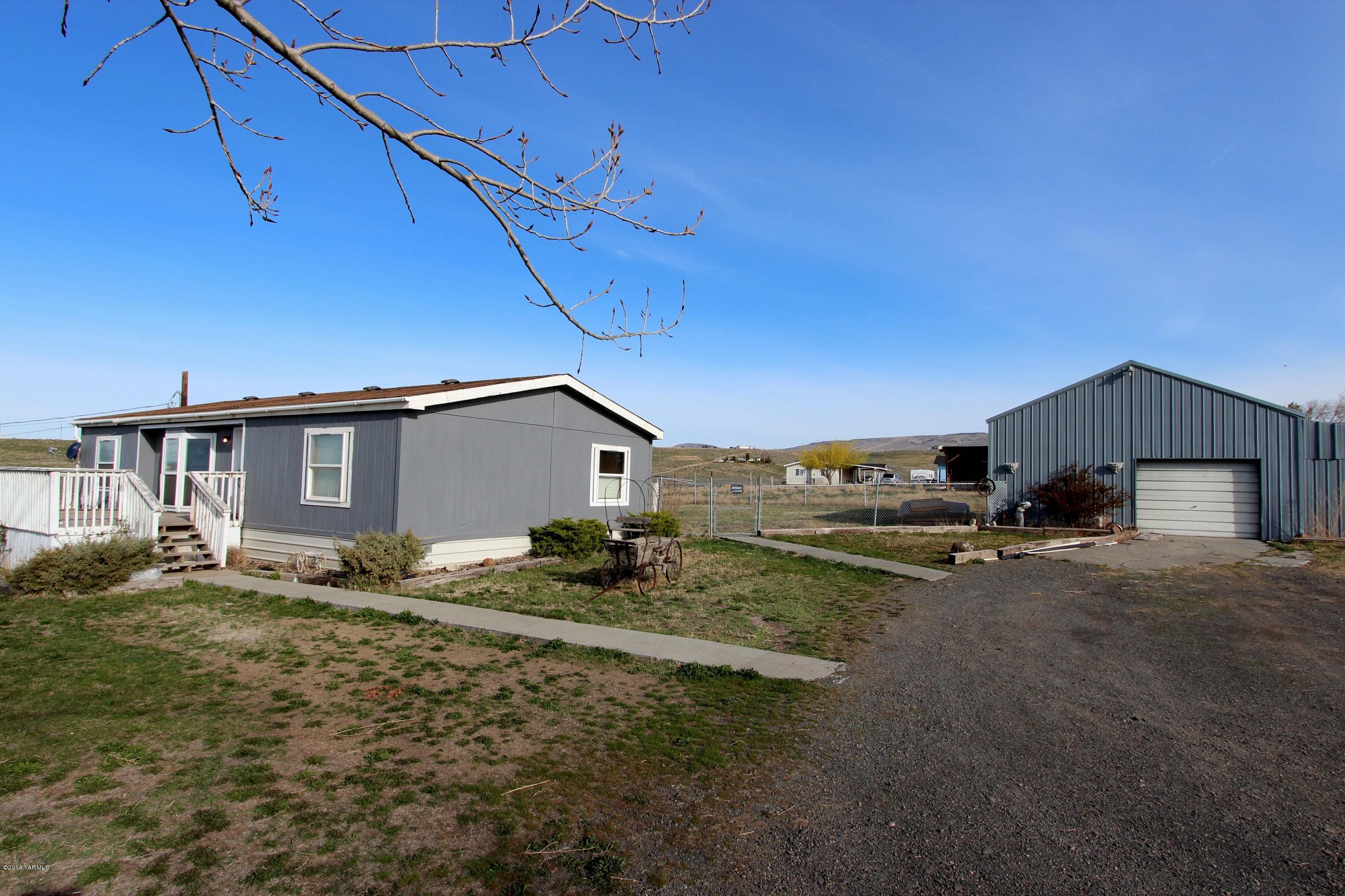 12381 Postma Road Moxee, WA 98936 - Photo 2 of 20 a view of a house with a yard