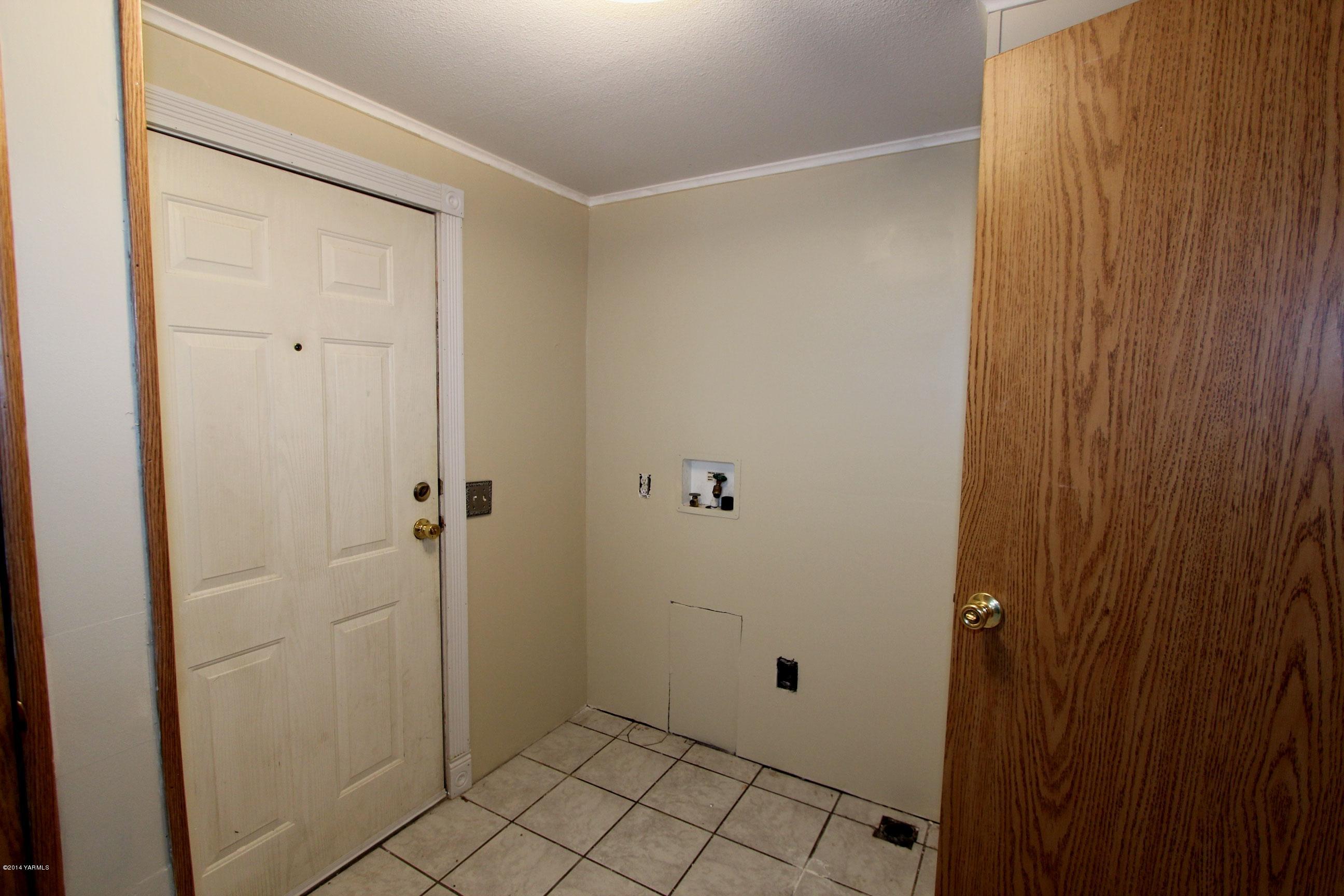 12381 Postma Road Moxee, WA 98936 - Photo 11 of 20 a view of bathroom