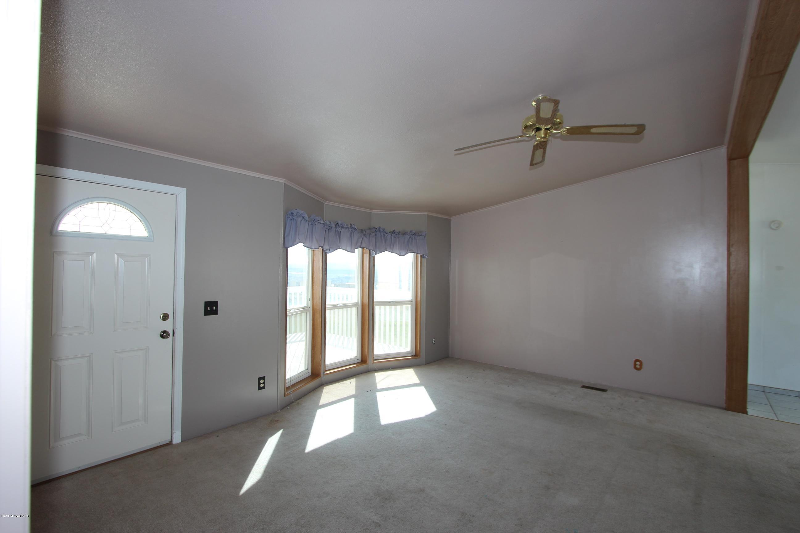 12381 Postma Road Moxee, WA 98936 - Photo 13 of 20 a view of an empty room and a windows