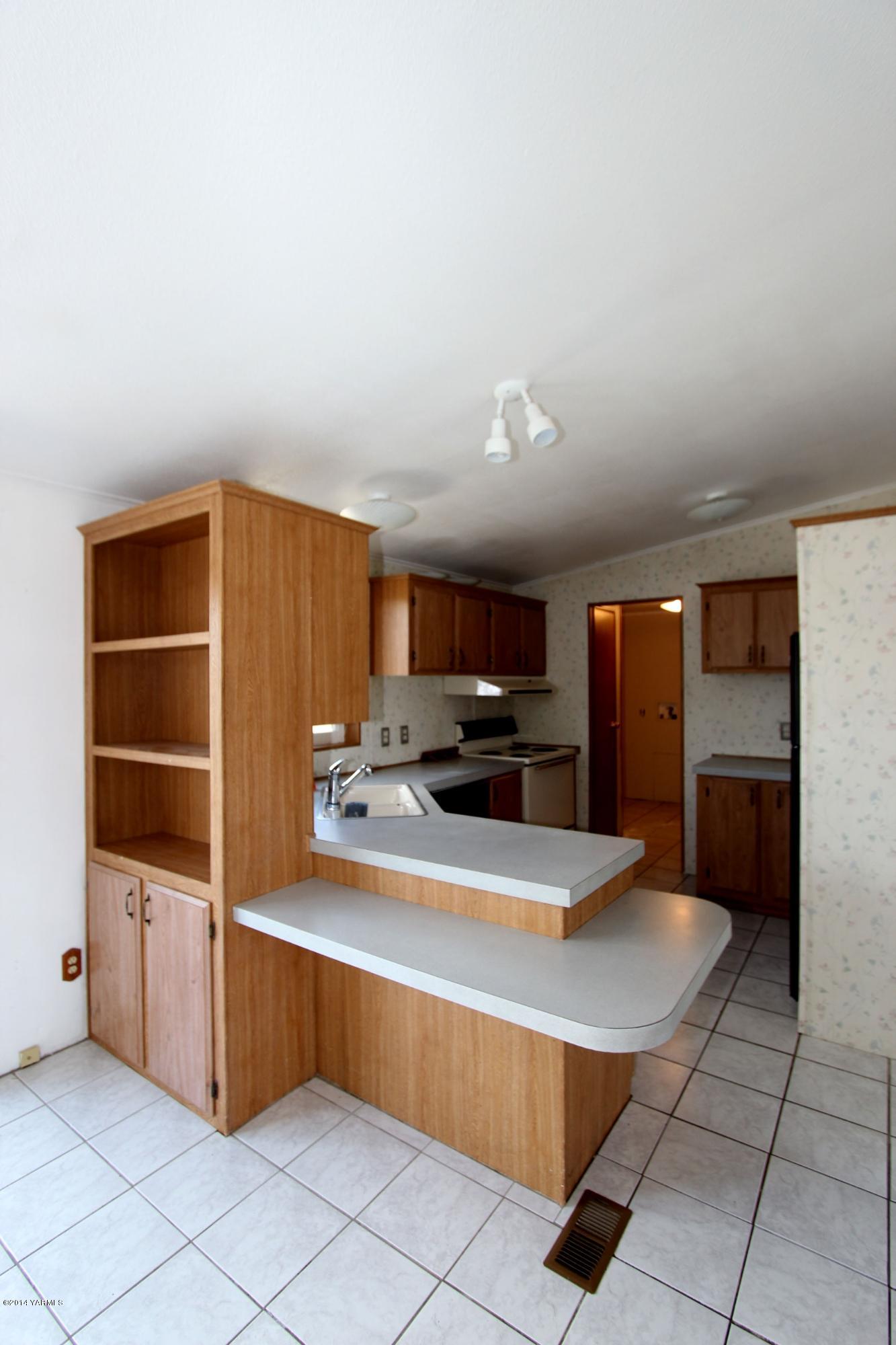 12381 Postma Road Moxee, WA 98936 - Photo 16 of 20 a kitchen with stainless steel appliances a refrigerator and microwave