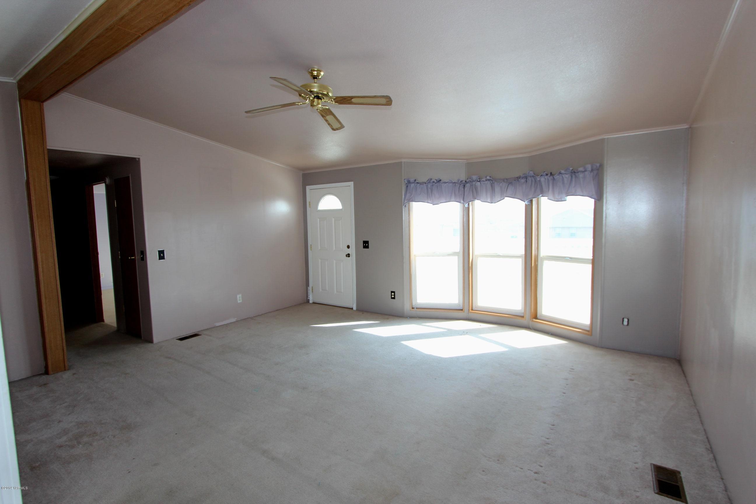 12381 Postma Road Moxee, WA 98936 - Photo 4 of 20 a view of an empty room with a window