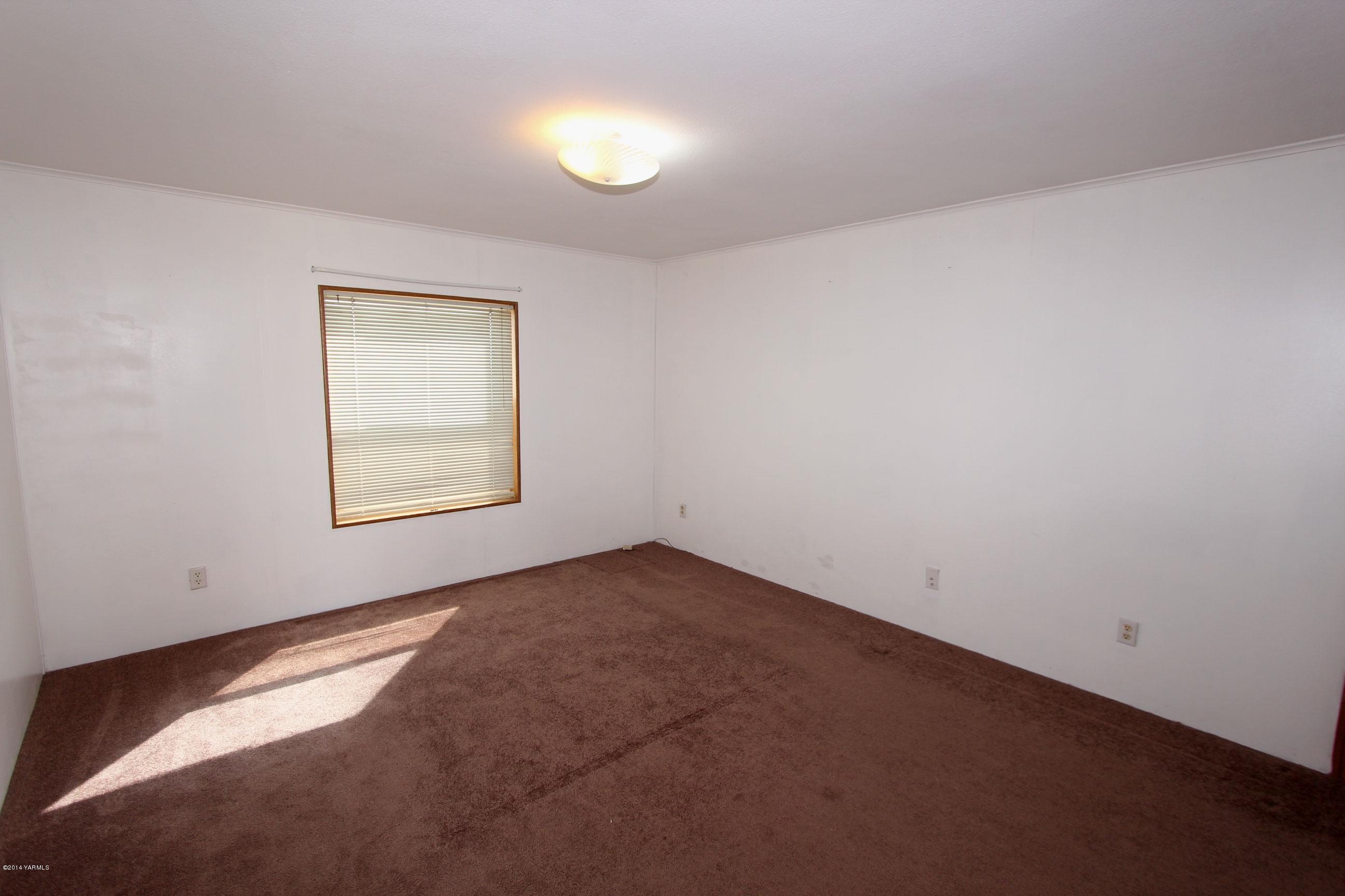12381 Postma Road Moxee, WA 98936 - Photo 5 of 20 an empty room with windows