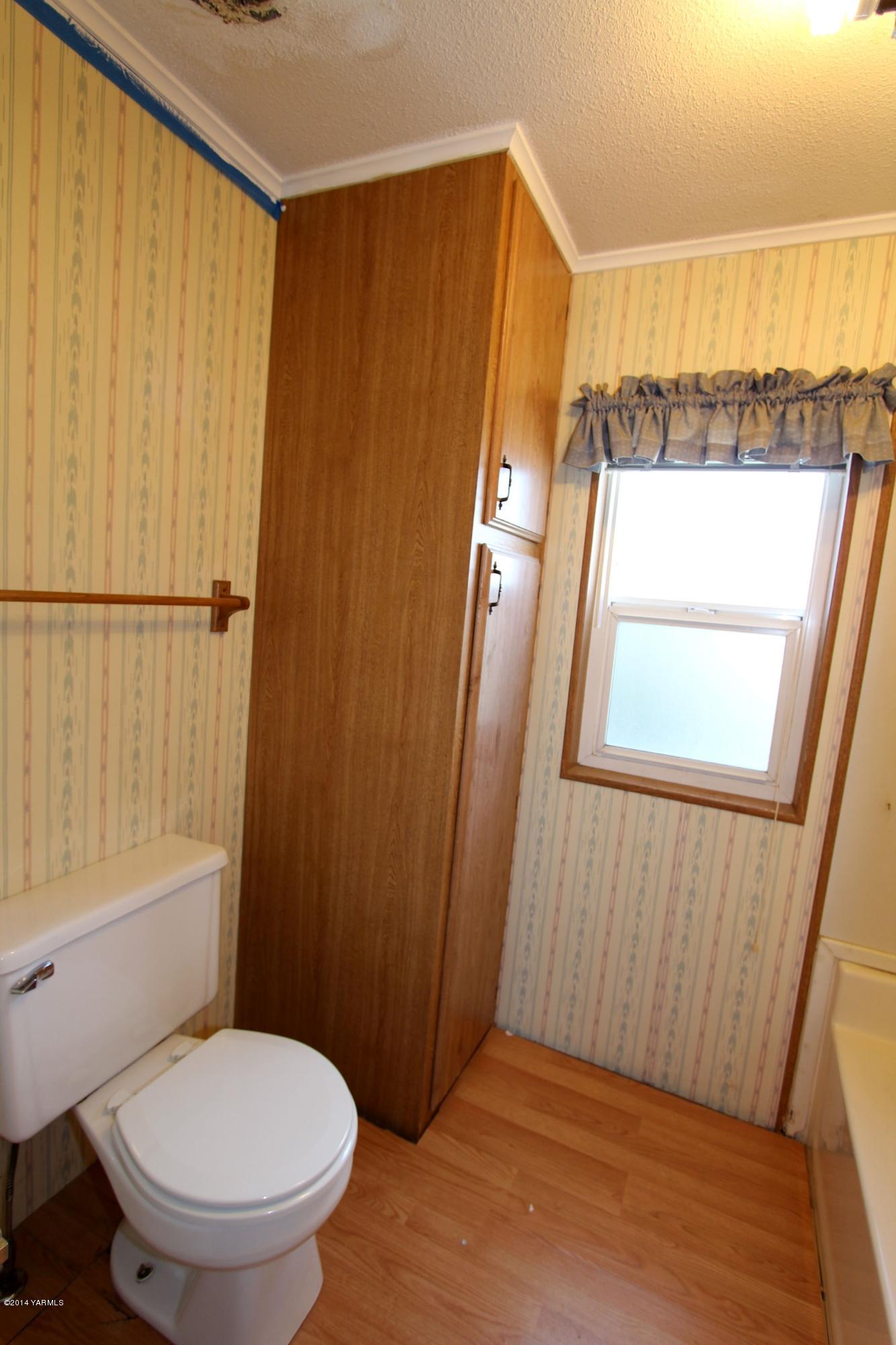 12381 Postma Road Moxee, WA 98936 - Photo 7 of 20 a bathroom with a toilet and a shower