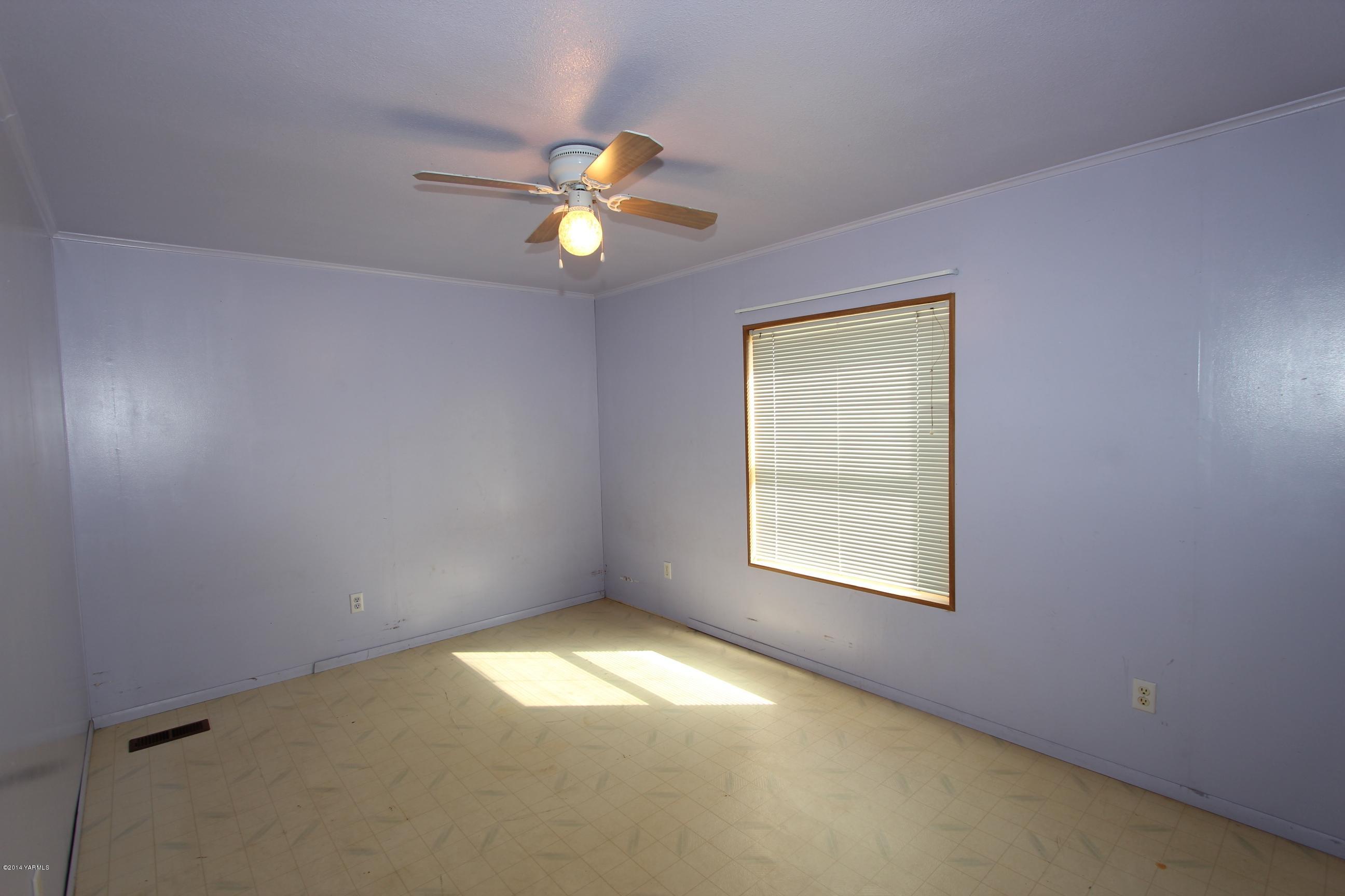 12381 Postma Road Moxee, WA 98936 - Photo 9 of 20 an empty room with a window